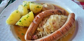 Almanya Mutfağı Almanya mutfağı, tarihi boyunca farklı kültürlerin etkisiyle zenginleşmiş, bölgesel farklılıkların damaklarda iz bıraktığı bir gastronomi mirasına sahiptir. Avrupa’nın merkezinde yer alan Almanya, coğrafi konumu nedeniyle hem Akdeniz mutfağından hem de Orta Avrupa mutfağından esintiler taşır. Yüzyıllar boyunca göçler, ticaret yolları ve komşu ülkelerle kurulan ilişkiler, ülkenin yemek kültürüne çeşitlilik kazandırmıştır. Bugün hem geleneksel tarifler hem de modern dokunuşlarla zenginleşen yemekler, dünya mutfağında özel bir yere sahiptir. Konulu bir haber görseli.