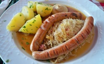 Almanya mutfağı, tarihi boyunca farklı kültürlerin etkisiyle zenginleşmiş, bölgesel farklılıkların damaklarda iz bıraktığı bir gastronomi mirasına sahiptir. Avrupa’nın merkezinde yer alan Almanya, coğrafi konumu nedeniyle hem Akdeniz mutfağından hem de Orta Avrupa mutfağından esintiler taşır. Yüzyıllar boyunca göçler, ticaret yolları ve komşu ülkelerle kurulan ilişkiler, ülkenin yemek kültürüne çeşitlilik kazandırmıştır. Bugün hem geleneksel tarifler hem de modern dokunuşlarla zenginleşen yemekler, dünya mutfağında özel bir yere sahiptir. Konulu bir haber görseli.