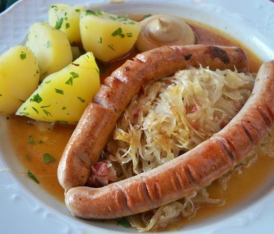 Almanya Mutfağı Almanya mutfağı, tarihi boyunca farklı kültürlerin etkisiyle zenginleşmiş, bölgesel farklılıkların damaklarda iz bıraktığı bir gastronomi mirasına sahiptir. Avrupa’nın merkezinde yer alan Almanya, coğrafi konumu nedeniyle hem Akdeniz mutfağından hem de Orta Avrupa mutfağından esintiler taşır. Yüzyıllar boyunca göçler, ticaret yolları ve komşu ülkelerle kurulan ilişkiler, ülkenin yemek kültürüne çeşitlilik kazandırmıştır. Bugün hem geleneksel tarifler hem de modern dokunuşlarla zenginleşen yemekler, dünya mutfağında özel bir yere sahiptir. Konulu bir haber görseli.