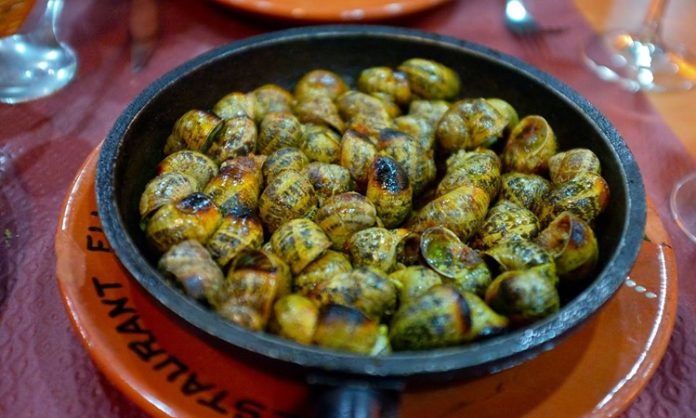 Andorra mutfağı, Pireneler’in etkisiyle şekillenmiş geleneksel bir Akdeniz mutfağıdır. Fransa ve İspanya mutfaklarından esintiler taşır, ancak kendi özgün tarifleriyle dikkat çeker. Bu mutfak, hem dağlık bölgenin iklimine hem de yerel üretim kaynaklarına göre şekillenir ve bölgesel lezzetleri ön plana çıkarır. Konulu bir haber görseli.