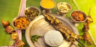 Assamese Mutfağı Assamese Mutfağı, Hindistan’ın kuzeydoğusunda yer alan Assam bölgesine özgü geleneksel yemek kültürünü yansıtır. Bölge, Brahmaputra Nehri ve çevresindeki verimli toprakları ile bilinir ve bu zengin kaynaklar, mutfağın temelini oluşturur. Assamese yemekleri, hem sebze hem de balık ağırlıklı tarifleriyle tanınır. Konulu bir haber görseli.
