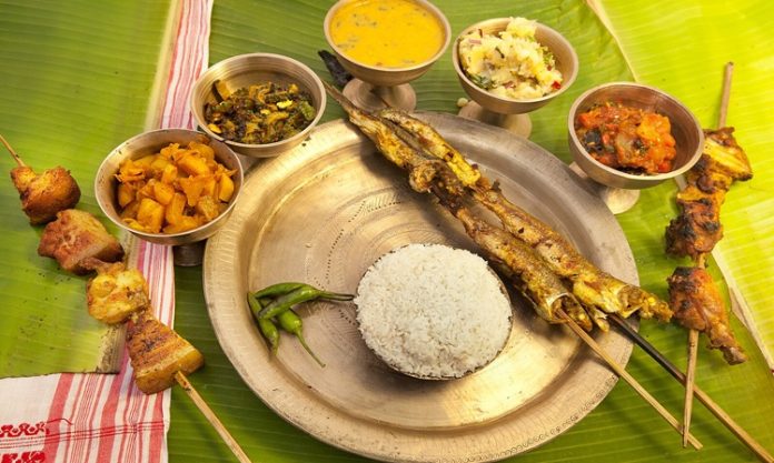 Assamese Mutfağı, Hindistan’ın kuzeydoğusunda yer alan Assam bölgesine özgü geleneksel yemek kültürünü yansıtır. Bölge, Brahmaputra Nehri ve çevresindeki verimli toprakları ile bilinir ve bu zengin kaynaklar, mutfağın temelini oluşturur. Assamese yemekleri, hem sebze hem de balık ağırlıklı tarifleriyle tanınır. Konulu bir haber görseli.