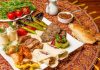 Azerbaycan mutfağı, Kafkasya’nın verimli toprakları ve tarihi zenginliği ile şekillenmiş, binlerce yıllık bir gastronomi kültürüne sahiptir. Hem Doğu hem de Orta Asya etkilerini bir araya getiren bu mutfak, yöresel malzemelerin ustaca kullanımıyla ön plana çıkar. Azerbaycan halkı için yemek, sadece karın doyurmak değil; aynı zamanda kültürel paylaşım ve misafirperverlik göstergesidir. Konulu bir haber görseli.