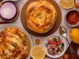 Balkan Mutfağı Balkan mutfağı, yüzyıllardır farklı kültürlerin etkileşimiyle şekillenmiş ve bölge halklarının yaşam biçimlerine göre zenginleşmiştir. Osmanlı İmparatorluğu’nun uzun süre bölgede hâkimiyet kurması, mutfak kültürünü derinden etkilemiş, hem yerel hem de Türk yemekleri Balkan sofralarının bir parçası haline gelmiştir. Aynı zamanda Yunan, Slav ve Avusturya-Macaristan etkileri de bu mutfağın çeşitliliğine katkıda bulunmuştur. Bu nedenle Balkan yemekleri hem Doğu hem Batı tatlarını bir araya getiren özel bir sentez niteliğindedir. Başlıklı bir haber görseli.