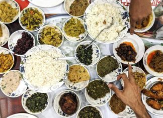 Bangladeş Mutfağı Bangladeş, tarih boyunca farklı kültürlerin etkisi altında kalmış bir coğrafyada yer alır. Bu durum, Bangladeş mutfağının çeşitliliğini ve zenginliğini doğrudan etkilemiştir. Hindistan, Arap ve Asya etkileri, yemek kültüründe kendini gösterir ve mutfağı hem lezzet hem de görsellik açısından zenginleştirir. Baharatların ustaca kullanımı, pirinç ve balık ağırlıklı yemekler ve aromatik soslar, Bangladeş mutfağının karakteristik özelliklerindendir. Konulu bir haber görseli.