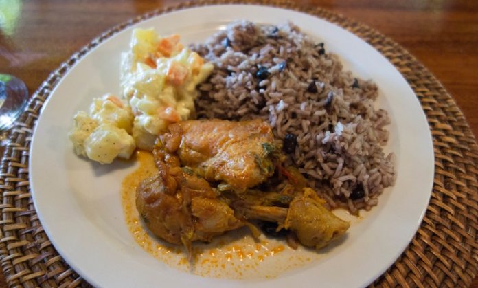 Belize Mutfağı Belize mutfağı, Maya, Afrika, Karayip ve Avrupa etkilerinin birleşimiyle oluşmuş, benzersiz bir kültürel mozaik sunar. Ülkenin tarihi ve göçmen toplulukları, mutfak kültürünün gelişiminde etkili olmuştur. Yemekler, hem günlük sofralarda hem de özel kutlamalarda kültürel bir miras olarak önem taşır. Konulu bir haber görseli.