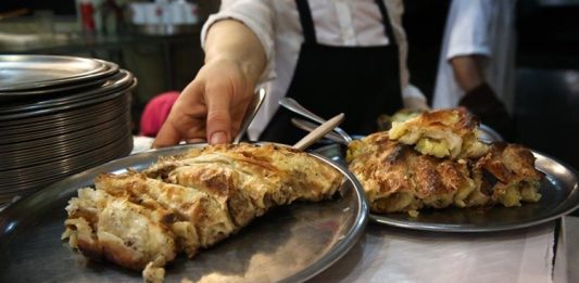 Bosna-Hersek mutfağı, Balkanlar’ın kalbinde zengin bir tarih ve kültürel mirasın yansımasıdır. Osmanlı, Avusturya-Macaristan ve yerel Balkan etkileri, mutfak kültürünü şekillendirmiştir. Bosna yemekleri, hem et hem de sebze ağırlıklı tariflerle dikkat çeker. Geleneksel yemekler, hem gündelik yaşamda hem de özel günlerde sofraların vazgeçilmez parçalarıdır. Konulu bir haber görseli.