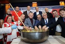 İnsanlık tarihi boyunca şölen, toplumların bir araya gelme, paylaşma ve kutlama anlarının en görkemli ifadesi olmuştur. Eski çağlarda zaferlerden sonra düzenlenen büyük sofralar, yalnızca yemek yemek için değil, aynı zamanda birlik ve beraberliği simgelemek için gerçekleştirilirdi. Bu yönüyle bakıldığında şölen, geçmişten bugüne kadar kültürlerin vazgeçilmez bir geleneği olmayı sürdürmüştür. Konulu bir haber görseli.