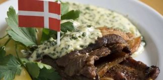 Danimarka Mutfağı Kuzeyin Yenilikçi ve Geleneksel Tatları Danimarka mutfağı, İskandinav yemek kültürünün hem geleneksel hem de modern yorumlarını barındıran zengin bir gastronomi anlayışına sahiptir. Yüzyıllar boyunca tarım, balıkçılık ve hayvancılık, ülkenin yemek kültürünün temelini oluşturmuştur. İklim ve coğrafi şartlar, sofralarda yer alan malzemelerin çeşitliliğini doğrudan etkilemiş, bu da hem sade hem de besleyici yemeklerin ortaya çıkmasını sağlamıştır. konulu bir haber görseli.