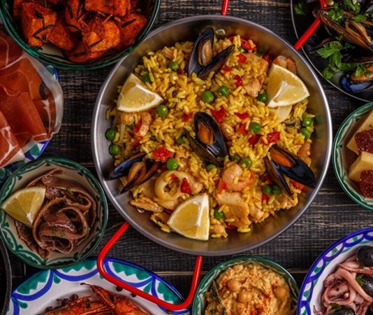 Dünya Yemekleri Ve Kültürlerin Sofralardaki Yolculuğu Dünya yemekleri, farklı coğrafyaların kültürel ve gastronomik zenginliğini yansıtır. Her ülke, kendi mutfak kültürü ve gelenekleri doğrultusunda özgün tarifler geliştirir. Akdeniz mutfağı, Asya mutfağı, Latin Amerika lezzetleri ve Orta Doğu yemekleri, dünya mutfaklarının öne çıkan örneklerindendir. Konulu bir haber görseli.