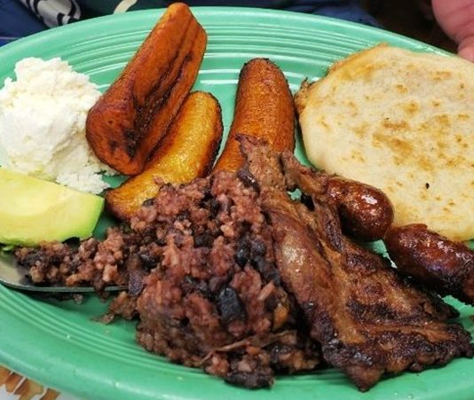 El Salvador Mutfağı El Salvador mutfağı, Orta Amerika’nın tarihî ve kültürel etkilerini yansıtan zengin bir gastronomi geleneğine sahiptir. Ülkenin tarihî geçmişi, İspanyol kolonizasyonu ve yerel Maya topluluklarının mirası, mutfak kültürünü şekillendirmiştir. Bu etkileşimler, yemeklerde hem geleneksel hem de modern tatların bir arada bulunmasını sağlamıştır. Konulu bir haber görseli.