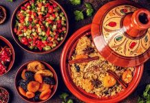 Fas Mutfağı Fas Mutfağı yüzyıllar boyunca farklı kültürlerin etkileşimiyle şekillenmiş, hem görsel hem de lezzet açısından zengin bir gastronomi geleneğine sahiptir. Kuzey Afrika’nın bu eşsiz mutfağı, Arap, Berberi, Endülüs ve Fransız mutfaklarının harmanlanmasıyla ortaya çıkan özel tatlar sunar. Geleneksel tarifler, nesilden nesile aktarılan pişirme teknikleri ve yöresel baharatların uyumu, Fas yemeklerini dünya çapında tanınır hale getirmiştir. Bu mutfakta, baharatların ustaca kullanımıyla birlikte, yavaş pişirme yöntemleri ve özenle hazırlanmış soslar öne çıkar. Konulu bir haber görseli.