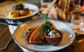 Finlandiya mutfağı, ülkenin sert iklimi ve zengin doğal kaynaklarıyla şekillenmiş, köklü bir gastronomi kültürüne sahiptir. Kuzey mutfağı denince akla gelen en önemli unsurlardan biri, doğallığı ve tazeliği öne çıkaran tariflerdir. Balıklar, orman meyveleri, mantarlar ve tahıllar, yüzyıllardır Fin sofralarının değişmez parçalarıdır. Bu mutfak, yalnızca damak tadına değil, aynı zamanda besin değerine de önem verir. Konulu bir haber görseli.