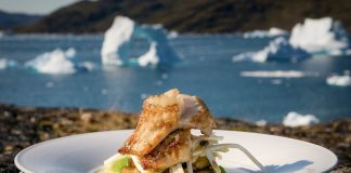 Grönland Mutfağı Grönland Mutfağı, Arktik iklimin zorluklarıyla şekillenmiş bir yemek kültürünü yansıtır. Kuzey Atlantik ile Arktik Okyanusu arasında yaşayan Inuit halkı, yüzlerce yıldır bu bölgenin doğal kaynaklarını kullanarak besleyici ve dayanıklı yemekler geliştirmiştir. Bölgedeki sert iklim, tarım faaliyetlerini kısıtladığı için mutfak, ağırlıklı olarak deniz ve kara hayvanlarının etine dayanır. Konulu bir haber görseli.