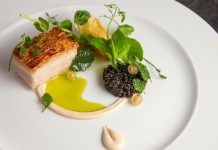 Gurme Dünyasının Yükselen Popülerliği ve Gastronomiye Etkisi Gurme kavramı, tarih boyunca yemek ve içecekleri derin bir bilgiyle değerlendiren kişiler için kullanılmıştır. Fransız mutfağından dünyaya yayılan bu anlayış, yalnızca damak tadını değil aynı zamanda kültürel birikimi de yansıtır. Bir gurme, sıradan bir yemeği sadece tat açısından değil, dokusu, kokusu ve sunumuyla da değerlendirir. Bu yüzden gurmelik, yemek yemenin ötesinde bir deneyim olarak görülür. Konulu bir haber görseli.