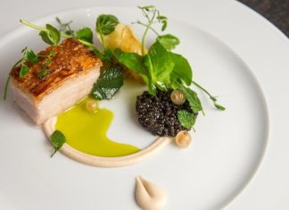 Gurme Dünyasının Yükselen Popülerliği ve Gastronomiye Etkisi Gurme kavramı, tarih boyunca yemek ve içecekleri derin bir bilgiyle değerlendiren kişiler için kullanılmıştır. Fransız mutfağından dünyaya yayılan bu anlayış, yalnızca damak tadını değil aynı zamanda kültürel birikimi de yansıtır. Bir gurme, sıradan bir yemeği sadece tat açısından değil, dokusu, kokusu ve sunumuyla da değerlendirir. Bu yüzden gurmelik, yemek yemenin ötesinde bir deneyim olarak görülür. Konulu bir haber görseli.
