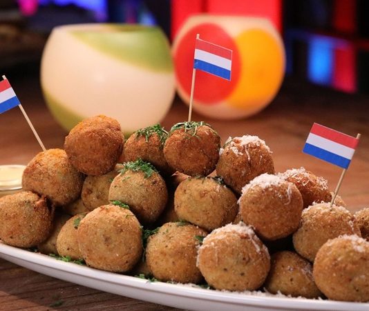 Hollanda Mutfağı Hollanda mutfağı, sade ama doyurucu yemekleriyle tanınır ve kökenlerini ülkenin tarım, denizcilik ve ticaret geçmişinden alır. Yüzyıllar boyunca denizaşırı ticaret yolları sayesinde farklı baharatlar, sebzeler ve pişirme teknikleri Hollanda sofralarına girmiştir. Buna rağmen Hollanda yemekleri, çoğunlukla yerel malzemelere dayalı, pratik ve besleyici tariflerden oluşur. Konulu bir haber görseli.