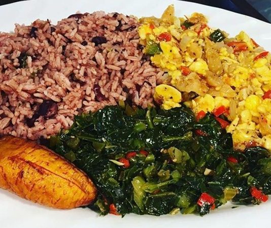Jamaika Mutfağı Jamaika mutfağı, Karayipler’in en renkli ve en baharatlı gastronomi kültürlerinden birini sunar. Afrika, Avrupa, Hint ve Çin mutfaklarından izler taşıyan bu lezzet dünyası, özgün tatlarıyla dikkat çeker. Jamaika yemekleri, kullanılan aromatik baharatlar, taze deniz ürünleri ve tropikal meyvelerle adanın kültürel zenginliğini yansıtır. Ülkenin mutfağı, yalnızca damaklara değil, aynı zamanda gözlere hitap eden görsel bir şölen sunar. Konulu bir haber görseli.