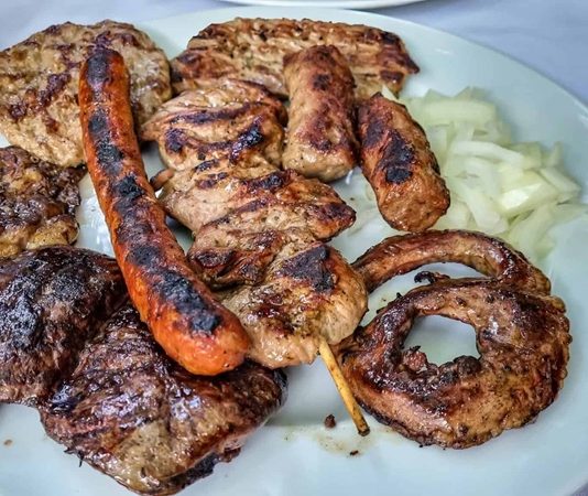 Karadağ Mutfağı Karadağ mutfağı, Balkan ve Akdeniz kültürlerinin bir sentezi olarak dikkat çeker. Tarih boyunca Osmanlı ve Avusturya-Macaristan etkileri mutfak kültüründe iz bırakmıştır. Karadağ yemekleri, hem kıyı bölgelerinde deniz ürünleri hem de iç kesimlerde et ve süt ürünleri ile öne çıkar. Bu çeşitlilik, Karadağ mutfağını zengin ve dengeli bir gastronomi deneyimi haline getirir. Konulu bir haber görseli.