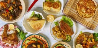 Karayip mutfağı, farklı kültürlerin buluşmasıyla ortaya çıkan eşsiz bir gastronomi dünyasıdır. Bölgenin tarihsel geçmişi, bu mutfağın şekillenmesinde büyük rol oynamıştır. Afrika’dan gelen köleler, Avrupa’dan gelen sömürgeciler, Asya’dan göç eden topluluklar ve yerli halkın yemek alışkanlıkları birleşerek bu mutfağın temelini oluşturmuştur. Her kültür kendi baharatını, pişirme yöntemini ve malzemesini beraberinde getirmiştir. Bu yüzden Karayip yemeklerinde hem tropikal hem de egzotik lezzetleri aynı anda tatmak mümkündür. Konulu bir haber görseli.