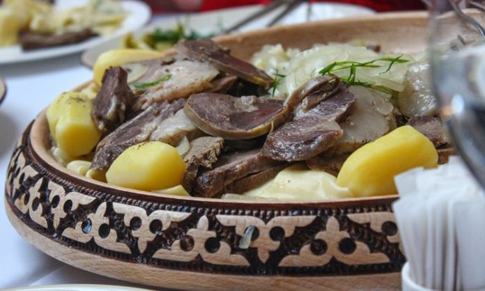 Kazakistan mutfağı, Orta Asya’nın geniş bozkırlarında şekillenmiş, göçebe yaşam tarzının etkisiyle pratik ve besleyici yemekler sunar. Tarih boyunca göçebe topluluklar, doğal koşullar ve hayvancılık ile beslenme alışkanlıklarını oluşturmuşlardır. Et, süt ürünleri ve tahıllar mutfağın temelini oluşturur. Kazaklar için yemek sadece beslenme aracı değil, aynı zamanda kültürel bir paylaşım ve misafirperverlik ritüelidir. Konulu bir haber görseli.