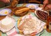 Korsika mutfağı, Fransa’ya bağlı olan fakat kendi özgün kültürünü koruyan Korsika Adası’nın eşsiz gastronomi dünyasını yansıtır. Akdeniz’in ortasında yer alan bu ada, coğrafi yapısı, tarih boyunca farklı kültürlerden etkilenmiş olması ve doğal kaynakları sayesinde kendine özgü bir yemek kültürü geliştirmiştir. Korsika mutfağı, hem dağların sunduğu ürünleri hem de denizin bereketini sofralara taşır. Bu yönüyle ada mutfağı, sade ama derin tatların birleşimiyle gastronomi meraklılarının ilgisini çekmektedir. Konulu bir haber görseli.