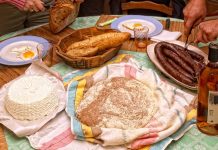 Korsika Mutfağı Korsika mutfağı, Fransa’ya bağlı olan fakat kendi özgün kültürünü koruyan Korsika Adası’nın eşsiz gastronomi dünyasını yansıtır. Akdeniz’in ortasında yer alan bu ada, coğrafi yapısı, tarih boyunca farklı kültürlerden etkilenmiş olması ve doğal kaynakları sayesinde kendine özgü bir yemek kültürü geliştirmiştir. Korsika mutfağı, hem dağların sunduğu ürünleri hem de denizin bereketini sofralara taşır. Bu yönüyle ada mutfağı, sade ama derin tatların birleşimiyle gastronomi meraklılarının ilgisini çekmektedir. Konulu bir haber görseli.
