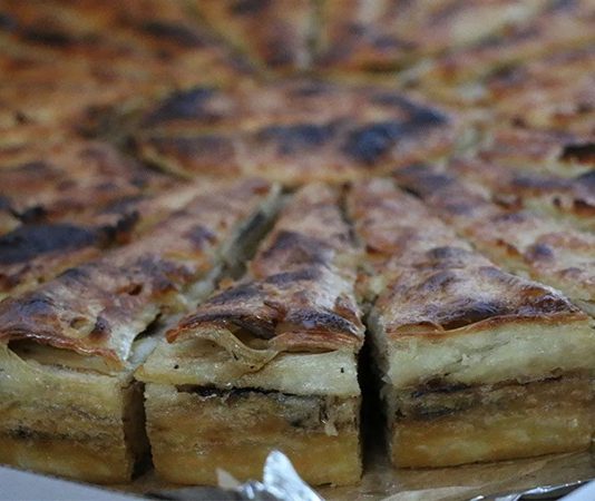 Kosova mutfağı, tarih boyunca farklı kültürlerin etkisiyle şekillenmiş ve Balkanlar’ın çeşitliliğini yansıtan özel bir yapıya sahip olmuştur. Osmanlı, Arnavut, Türk ve Sırp kültürlerinin etkisiyle gelişen bu mutfak, sadece bir beslenme kültürü değil aynı zamanda bir yaşam tarzı olarak da görülmektedir. Bölgede yaşayan halklar, yüzyıllar boyunca karşılıklı etkileşim içerisinde olmuş ve bu durum sofralara da doğrudan yansımıştır. Özellikle Osmanlı döneminde kullanılan baharatlar, pişirme teknikleri ve yemek çeşitleri günümüzde hâlâ Kosova sofralarında kendini göstermektedir. Konulu bir haber görseli.