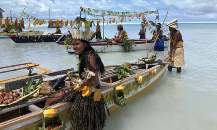 Kribati Mutfağı Kiribati Mutfağı, Güney Pasifik’in adalar topluluğu Kiribati’nin zengin kültürel geçmişini ve geleneksel beslenme alışkanlıklarını yansıtır. Ada halkı, yüzyıllardır deniz ürünleri, tropikal meyveler ve kök sebzelerle kendine özgü tarifler geliştirmiştir. Hindistancevizi, taro, balık ve ekmek ağacı, Kiribati mutfağının temel ögeleri arasında yer alır. Konulu bir haber görseli.