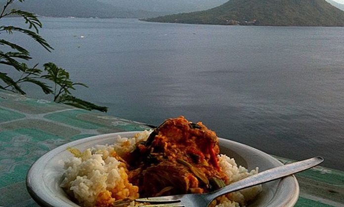 Maluku Mutfağı Maluku Mutfağı, Endonezya’nın doğusunda yer alan ve “Baharat Adaları” olarak bilinen Maluku bölgesinde gelişmiştir. Tarih boyunca bu adalar, karanfil ve hindistan cevizi gibi değerli baharatlarıyla dünya ticaretinde önemli bir yere sahip olmuştur. Bu nedenle Maluku Mutfağı, baharatların yoğun kullanıldığı ve farklı kültürlerin izlerini taşıyan bir gastronomi geleneği haline gelmiştir. Konulu bir haber görseli.