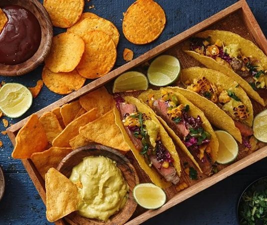 Meksika Mutfağı Meksika mutfağı, dünyaca ünlü baharatlı yemekleri, renkli sunumları ve kültürel zenginliğiyle gastronomi dünyasında ayrıcalıklı bir yere sahiptir. Yüzyıllar boyunca Aztek, Maya ve İspanyol mutfaklarının birleşiminden oluşan bu lezzet kültürü, hem sokak yemekleri hem de geleneksel aile sofralarıyla dikkat çeker. Meksika yemekleri, yalnızca karın doyurmakla kalmaz, aynı zamanda ülkedeki tarih, gelenek ve yaşam tarzının da bir yansımasıdır. Konulu bir haber görseli.
