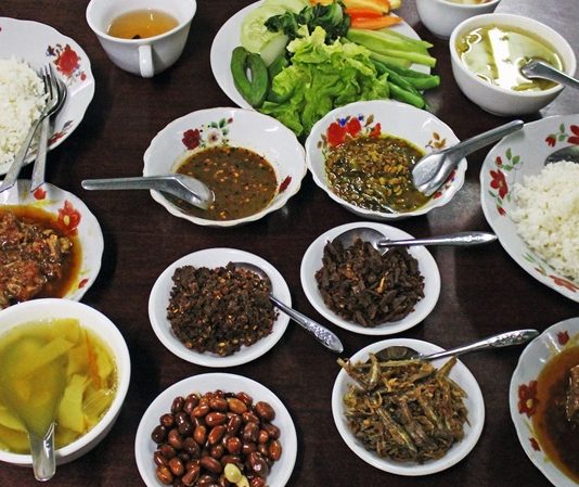 Myanmar, Güneydoğu Asya’nın kalbinde yer alan ve tarih boyunca farklı kültürlerin etkisi altında kalan bir ülkedir. Bu durum, Myanmar mutfağının zengin ve çeşitli bir yapıya sahip olmasını sağlamıştır. Çin, Hindistan ve Tayland mutfaklarından alınan etkiler, yemeklerde baharat, aroma ve pişirme teknikleri açısından kendini gösterir. Myanmar mutfağı, hem lezzet hem de görsellik açısından öne çıkarak kültürel bir deneyim sunar. Konulu bir haber görseli.