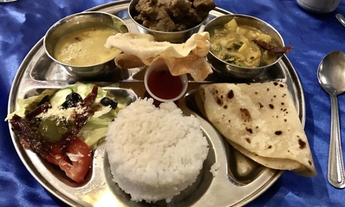 Nauru Mutfağı, Pasifik Okyanusu’nun küçük ama zengin kültüre sahip adası Nauru’nun gastronomi dünyasını yansıtır. Adanın coğrafi yapısı ve tropikal iklimi, yerel halkın yemek alışkanlıklarını doğrudan etkilemiştir. Deniz ürünleri, tropikal meyveler ve kök sebzeler, Nauru mutfağının temel malzemeleridir. Konulu bir haber görseli.