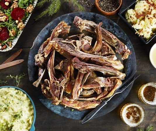 Norveç mutfağı, İskandinav coğrafyasının soğuk ve temiz denizlerinden, yemyeşil vadilerinden ve uzun kış aylarından beslenen, doğal malzemelere dayalı bir gastronomi kültürüdür. Ülkenin coğrafi konumu ve iklimi, yemeklerde kullanılan malzemelerin çeşitliliğini ve pişirme yöntemlerini doğrudan şekillendirmiştir. Deniz ürünleri, av etleri ve süt ürünleri mutfağın temel taşlarını oluşturur. Konulu bir haber görseli.