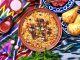 Özbekistan Mutfağı Özbekistan mutfağı, Orta Asya’nın bereketli topraklarında, tarih boyunca farklı kültürlerin etkisiyle şekillenmiş zengin bir gastronomi mirasına sahiptir. İpek Yolu’nun kesişim noktalarından biri olan Özbekistan, hem Doğu hem de Batı mutfak geleneklerini harmanlamış, yemek kültürünü çeşitlendirmiştir. Et ve tahıllar, mutfağın temelini oluştururken; baharatlar ve taze sebzeler, yemeklere özgün tat ve aroma kazandırır. Konulu bir haber görseli.