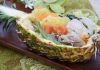 Papua Yeni Gine Papua Yeni Gine mutfağı, Pasifik adalarının kendine özgü doğasını ve kültürel çeşitliliğini sofralara taşıyan bir gastronomi hazinesidir. Bu mutfak, doğanın sunduğu tropikal meyveler, kök sebzeler, deniz ürünleri ve avcılıkla elde edilen et çeşitleriyle şekillenir. Yüzyıllardır süregelen geleneksel yöntemlerle hazırlanan yemekler, sadece damak zevkine değil aynı zamanda toplumsal yaşamın da önemli bir parçasına dönüşmüştür. Konulu bir haber görseli.