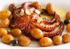 Portekiz Mutfağı Portekiz mutfağı, yüzyıllar boyunca hem denizcilik geleneğinin hem de farklı kültürlerin etkisiyle şekillenmiş bir gastronomi hazinesidir. Akdeniz’in taze ürünleri, Atlantik Okyanusu’nun zengin deniz mahsulleri ve Güney Amerika ile Afrika’dan gelen baharatlar, Portekiz yemeklerinin karakterini oluşturur. Ülke mutfağı, köklü gelenekleri korurken yenilikçi tatlara da kapı aralar. Konulu bir haber görseli.