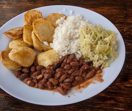 Ruanda Mutfağı Ruanda mutfağı, Doğu Afrika’nın en özgün ve zengin gastronomik kültürlerinden biridir. Ülkenin coğrafi yapısı, verimli tarım alanları ve tropikal iklimi, Ruanda yemeklerinin çeşitliliğini artırır. Bu mutfak, tarih boyunca farklı toplulukların ve kültürlerin etkisiyle şekillenmiş olup hem yerel hem de bölgesel tatları bir araya getirir. Konulu bir haber görseli.