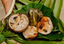Samoa Mutfağı Samoa Mutfağı, Güney Pasifik’in tropikal adası Samoa’nın zengin kültürel geçmişini yansıtan bir gastronomi anlayışıdır. Yüzyıllardır yerli halk, ada kaynaklarını ve deniz ürünlerini kullanarak kendine özgü tarifler geliştirmiştir. Balık ve diğer deniz ürünleri, kök sebzeler, tropikal meyveler ve hindistancevizi, Samoa mutfağının temel ögelerindendir. Konulu bir haber görseli.