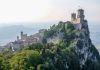 San Marino mutfağı, İtalya’nın Emilia-Romagna ve Marche bölgelerinin etkisi altında şekillenmiş, zengin ve otantik bir gastronomik kültür sunar. Bu küçük ülke, hem İtalyan hem de yerel geleneklerden beslenen yemekleriyle dikkat çeker. San Marino yemekleri, tarih boyunca köy sofralarından saraylara kadar farklı düzeylerde sofralarda yer almış ve hem yerel halk hem de ziyaretçiler için bir kültürel deneyim sağlamıştır. Konulu bir haber görseli.