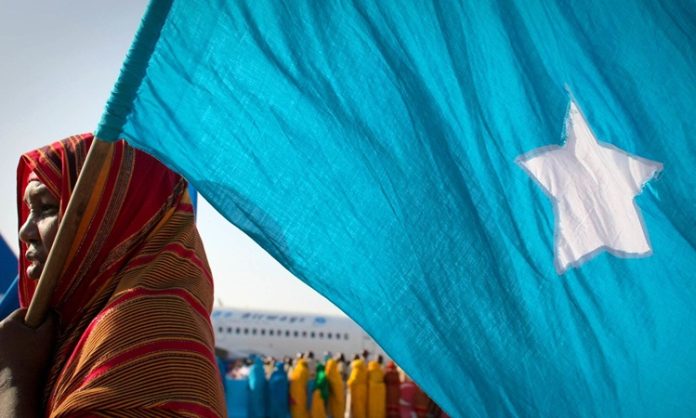 Somali Mutfağı Somali mutfağı, Afrika Boynuzu’nun tarihi ve kültürel çeşitliliğinin bir yansımasıdır. Somali, coğrafi konumu nedeniyle tarih boyunca Arap, Hint, Fars ve Osmanlı kültürleriyle etkileşim içinde olmuştur. Bu etkileşimler, mutfağın hem malzemelerine hem de pişirme tekniklerine yansımıştır. Baharatların yoğunluğu, deniz ürünlerinin bolluğu ve et yemeklerinin çeşitliliği, Somali sofralarının vazgeçilmez özelliklerindendir. Konulu bir haber görseli.