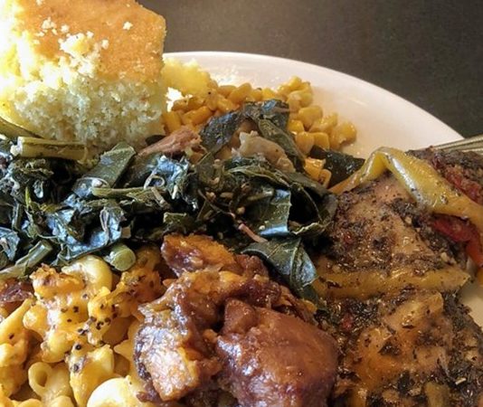 Soul Mutfağı Soul Food, Amerika Birleşik Devletleri’nin güney bölgelerinde ortaya çıkan ve Afro-Amerikan topluluklarının yemek kültürünü yansıtan geleneksel bir mutfaktır. Bu mutfak, Afrika kökenli yemek gelenekleri ile Güney Amerika ve Avrupa etkilerini birleştirir. Özellikle Georgia, Louisiana ve South Carolina gibi eyaletlerde yaygın olan Soul Food, hem aile sofralarının hem de toplumsal etkinliklerin vazgeçilmez bir parçasıdır. Konulu bir haber görseli.