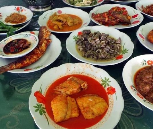 Sulawesi Mutfağı, Endonezya’nın en özgün gastronomi kültürlerinden biridir. Coğrafi yapısı itibarıyla dağlar, sahiller ve ormanlarla çevrili olan Sulawesi Adası, mutfağına çeşitlilik katmıştır. Bu zengin coğrafya sayesinde hem deniz ürünleri hem de kara kaynakları mutfakta önemli bir yer edinmiştir. Tarih boyunca ada, farklı kültürlerle etkileşim halinde olduğu için yemeklerinde Çin, Arap ve Hint mutfaklarından da izler bulunur. Konulu bir haber görseli.