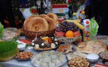 Tacikistan Mutfağı Tacikistan mutfağı, Orta Asya’nın dağlık bölgelerinde göçebe ve tarım kültürlerinin birleşimiyle oluşmuş, hem besleyici hem de lezzetli yemekleriyle öne çıkan bir mutfaktır. Tarih boyunca hayvancılık, tahıl üretimi ve baharat kullanımı mutfağın temel taşlarını oluşturmuştur. Et ve tahıllar günlük beslenmenin başlıca öğeleri iken, sebzeler ve taze otlar yemeklerin aromasını ön plana çıkarır. Konulu bir haber görseli.