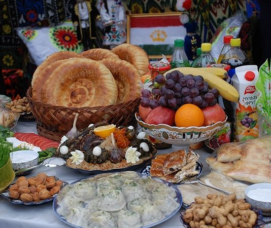Tacikistan Mutfağı Tacikistan mutfağı, Orta Asya’nın dağlık bölgelerinde göçebe ve tarım kültürlerinin birleşimiyle oluşmuş, hem besleyici hem de lezzetli yemekleriyle öne çıkan bir mutfaktır. Tarih boyunca hayvancılık, tahıl üretimi ve baharat kullanımı mutfağın temel taşlarını oluşturmuştur. Et ve tahıllar günlük beslenmenin başlıca öğeleri iken, sebzeler ve taze otlar yemeklerin aromasını ön plana çıkarır. Konulu bir haber görseli.
