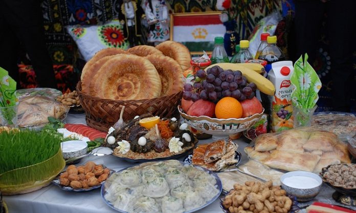 Tacikistan Mutfağı Tacikistan mutfağı, Orta Asya’nın dağlık bölgelerinde göçebe ve tarım kültürlerinin birleşimiyle oluşmuş, hem besleyici hem de lezzetli yemekleriyle öne çıkan bir mutfaktır. Tarih boyunca hayvancılık, tahıl üretimi ve baharat kullanımı mutfağın temel taşlarını oluşturmuştur. Et ve tahıllar günlük beslenmenin başlıca öğeleri iken, sebzeler ve taze otlar yemeklerin aromasını ön plana çıkarır. Konulu bir haber görseli.