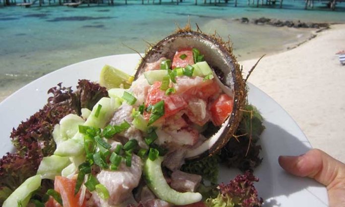 Tahiti Mutfağı Tahiti Mutfağı, Fransız Polinezyası’nın en büyük adası olan Tahiti’nin zengin kültürel ve tarihsel geçmişini sofralara taşıyan bir gastronomi anlayışıdır. Ada halkı yüzyıllardır deniz ürünleri, tropikal meyveler ve kök sebzeleri kullanarak kendine özgü tarifler geliştirmiştir. Hindistancevizi, balık ve taro, Tahiti mutfağının temel ögelerindendir. Konulu bir haber görseli.