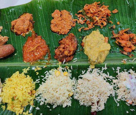 Telugu Mutfağı, Hindistan’ın Andhra Pradesh ve Telangana bölgelerine özgü geleneksel bir yemek kültürünü yansıtır. Bu mutfak, baharatlı yemekler, pirinç ve baklagillerin yoğun kullanımı ile bilinir. Telugu Mutfağı, günlük sofralardan özel kutlamalara kadar geniş bir yelpazede yemek seçenekleri sunar. Konulu bir haber görseli.