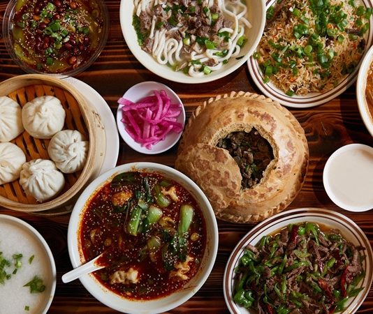 Tibet Mutfağı Tibet mutfağı, Himalayalar’ın zorlu coğrafyası ve yüksek rakımı ile şekillenmiş bir mutfaktır. Bu mutfak, enerji veren ve doyurucu yemekleriyle hem günlük hayatta hem de dini ritüellerde önemli bir yere sahiptir. Tibet mutfağı, bölgenin geleneksel yaşam biçimi ve kültürel değerlerini yansıtan bir araç olarak kabul edilir. Konulu bir haber görseli.