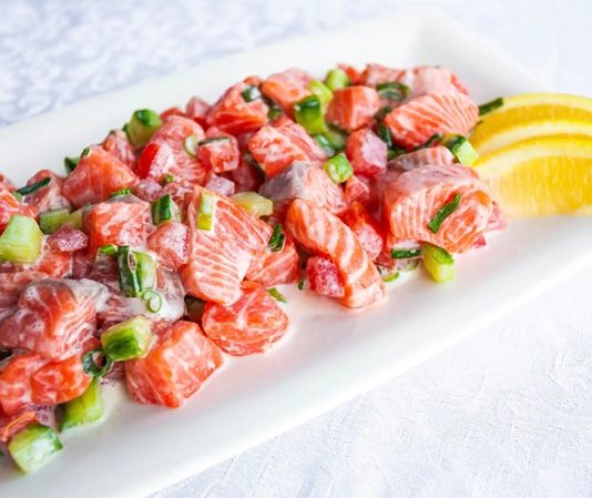 Tonga Mutfağı Tonga Mutfağı, Güney Pasifik’in tropikal adalarından Tonga’nın zengin kültürel geçmişini yansıtan bir gastronomi anlayışıdır. Yüzyıllardır ada halkı, deniz ürünleri, kök sebzeler ve tropikal meyveleri kullanarak kendine özgü tarifler geliştirmiştir. Hindistancevizi, balık ve taro, Tonga mutfağının temel ögeleri arasında yer alır. Konulu bir haber görseli.